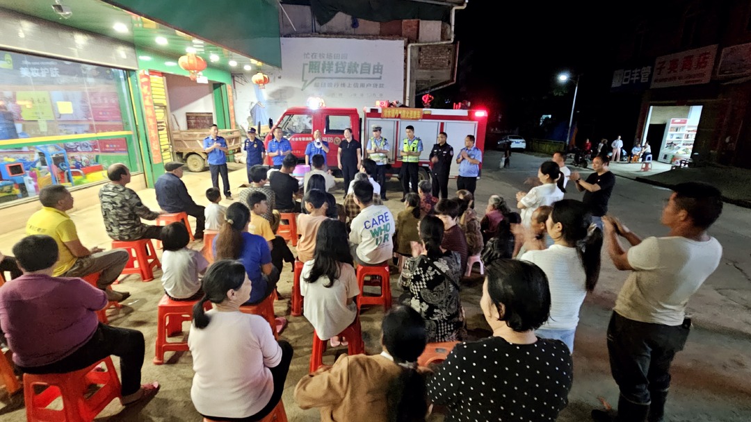 宁远县冷水镇：夜间集市话平安 板凳宣讲护万家