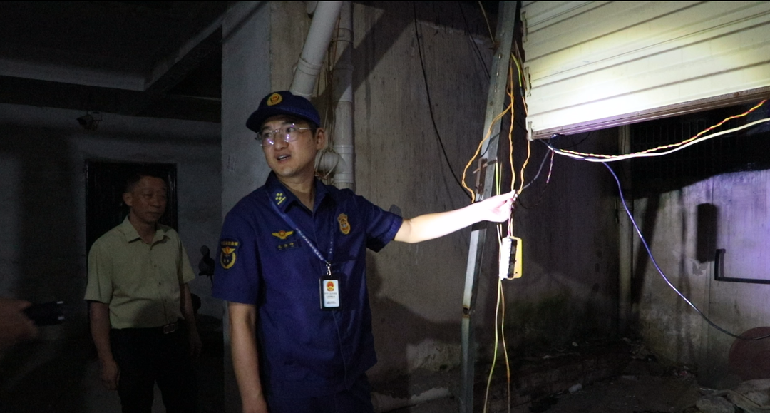 宁远：夜查“飞线”除隐患 筑牢居民安全防火墙