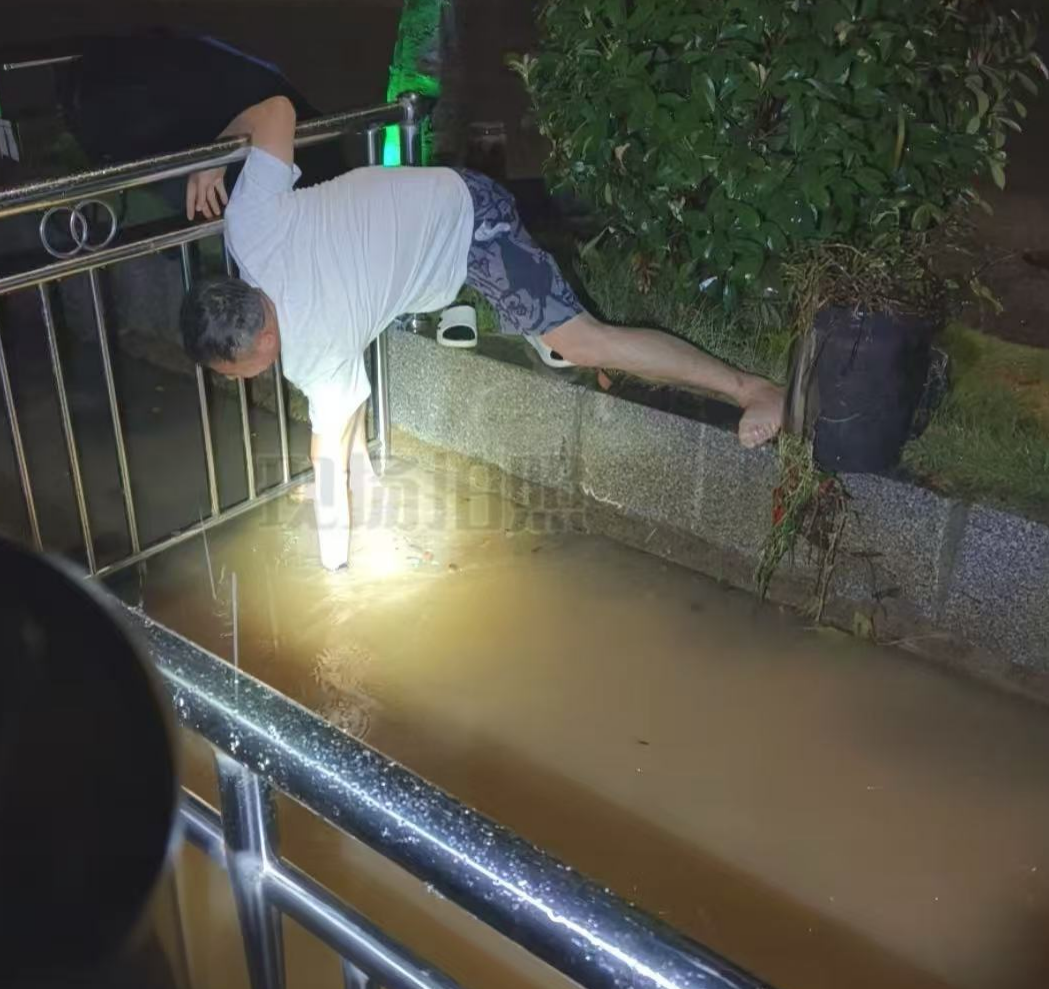 宁远县文庙街道：雨夜排查除隐患