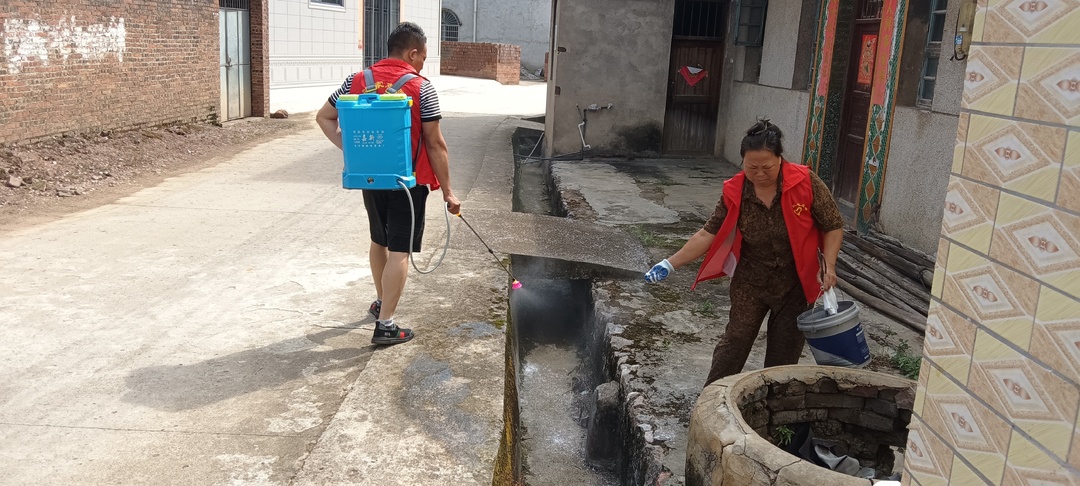 宁远县冷水镇：清除积水灭蚊防病