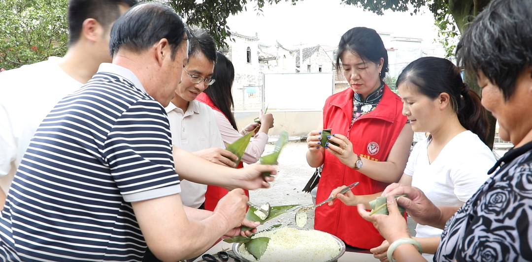 宁远冷水镇神下村：端午包粽送温情