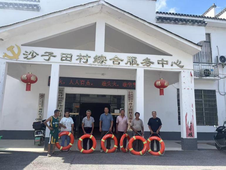 宁远县棉花坪瑶族乡：为船主集中发放救生圈  筑牢水上安全防线