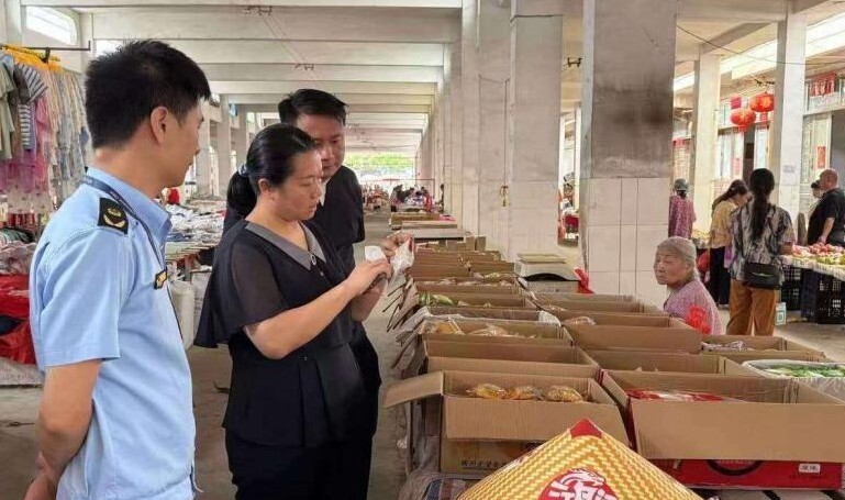 邓小英带队检查网络餐饮和乡镇肉制品市场食品安全