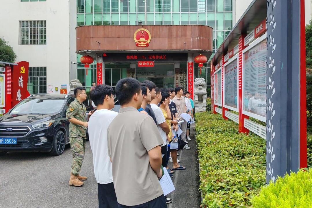宁远县仁和镇：开展征兵初检工作