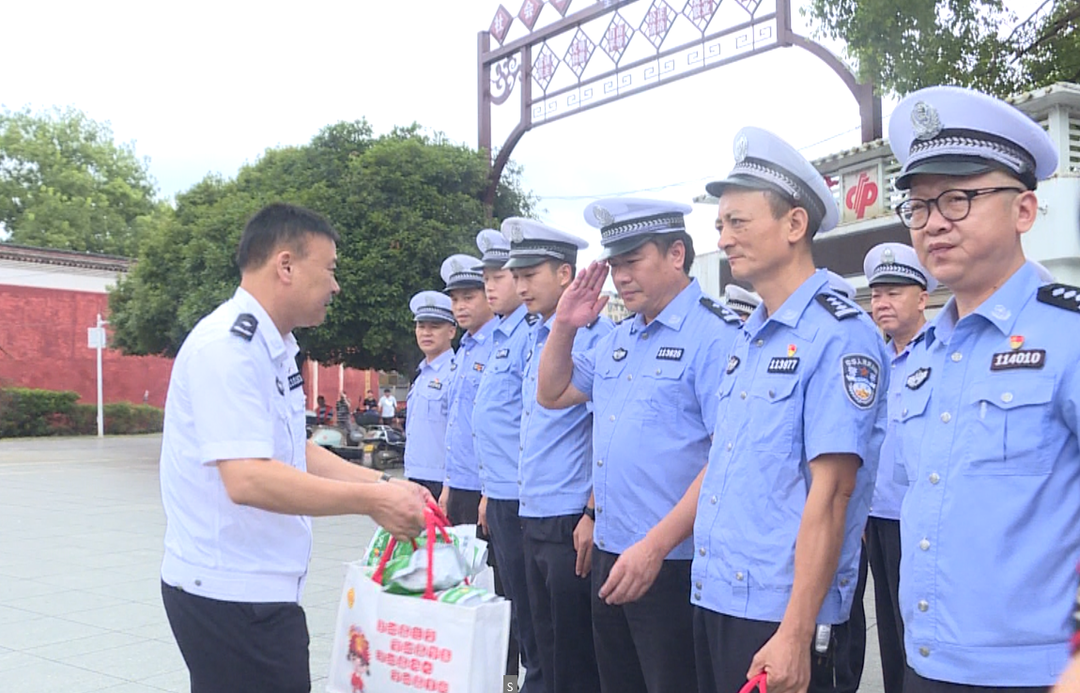 叶栋贤开展“工会送清凉 防暑保安康”走访慰问活动