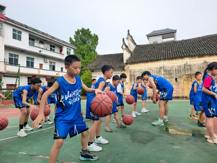 宁远县九疑瑶族乡：山河村公益篮球训练营开营