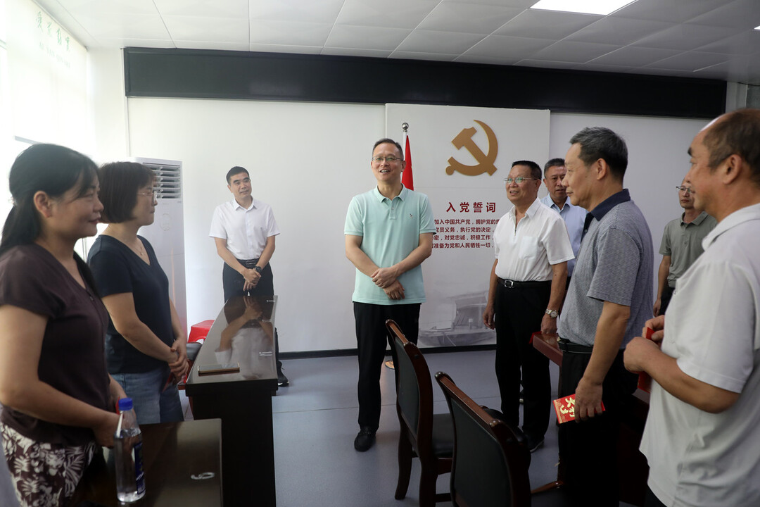 毛政开展教师节走访活动
