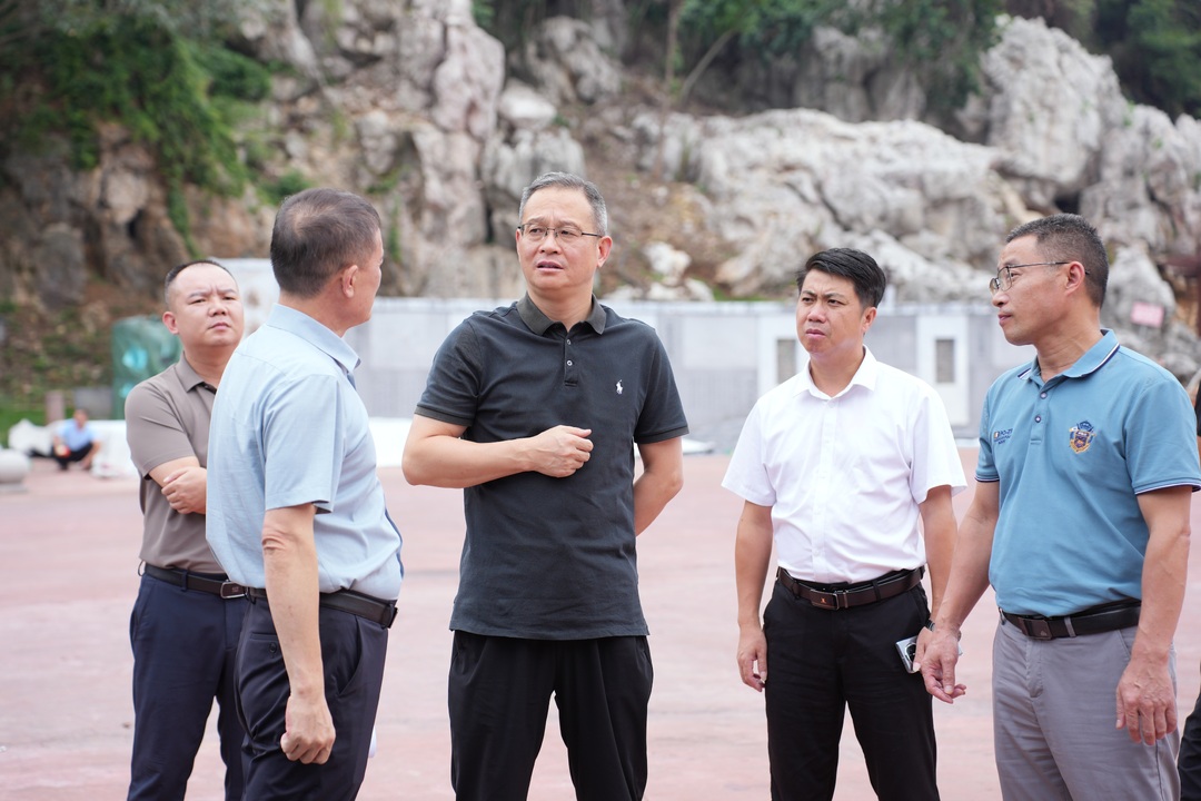 毛政调研“一江两岸”项目建设工作