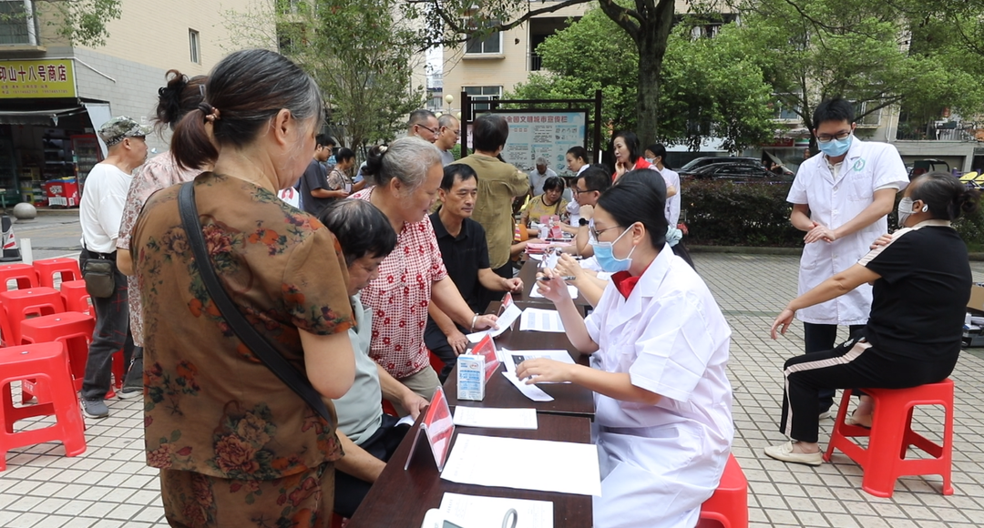 宁远：健康教育进小区 义诊服务暖民心