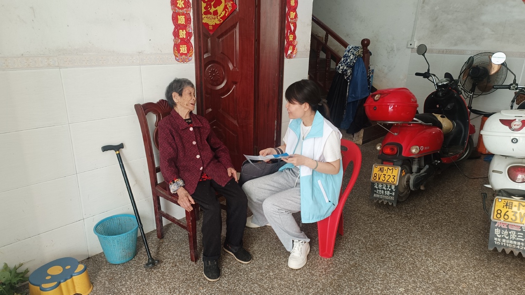 宁远县桐山街道：社工站入户探访残障长者