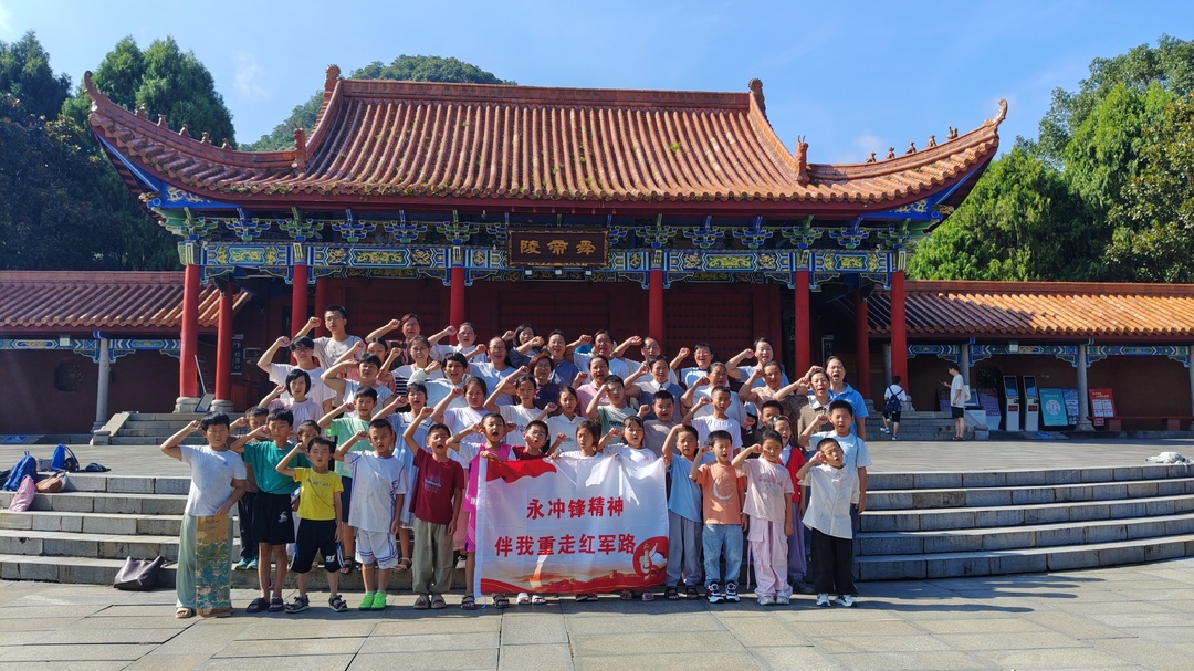 宁远学子徒步128公里重走长征路