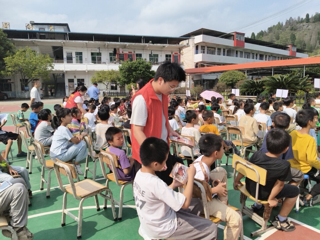 宁远县鲤溪镇：扫黑除恶进校园 平安护航少年郎