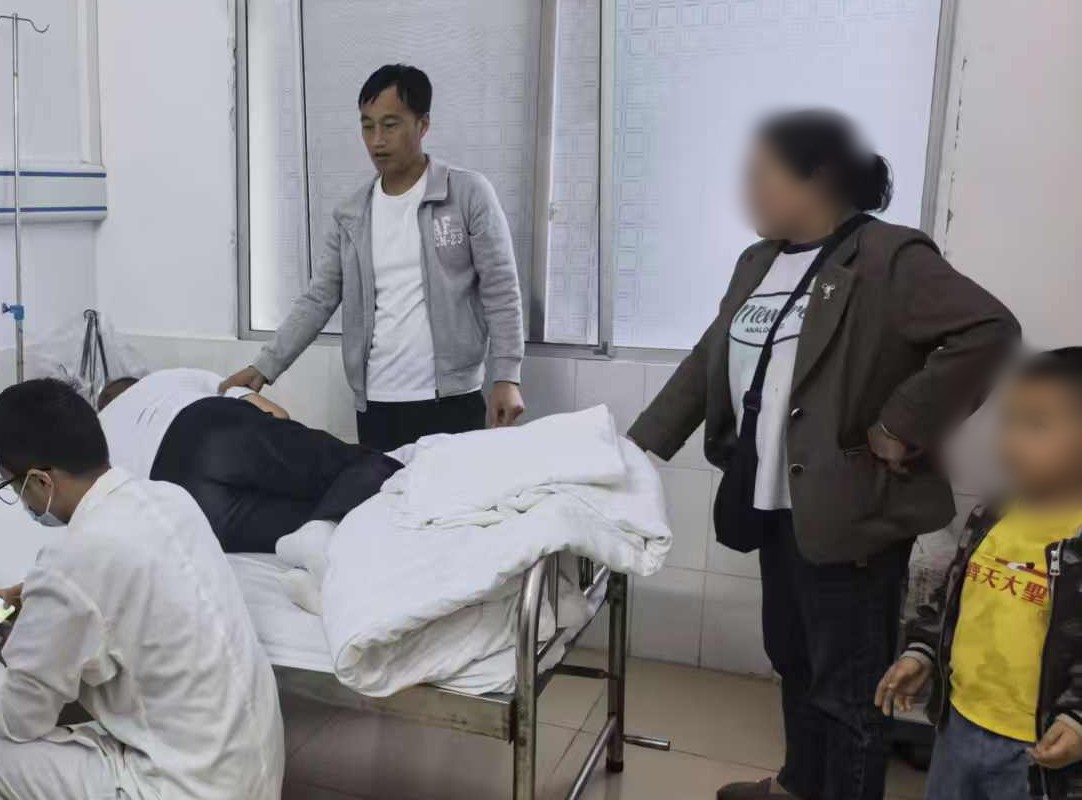 宁远县九疑瑶族乡：游客突发身体不适  巡查人员暖心救治