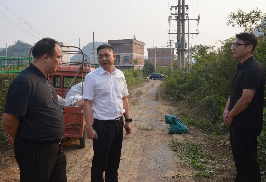 何开银深入禾亭镇调研溶洞污染排查整治工作